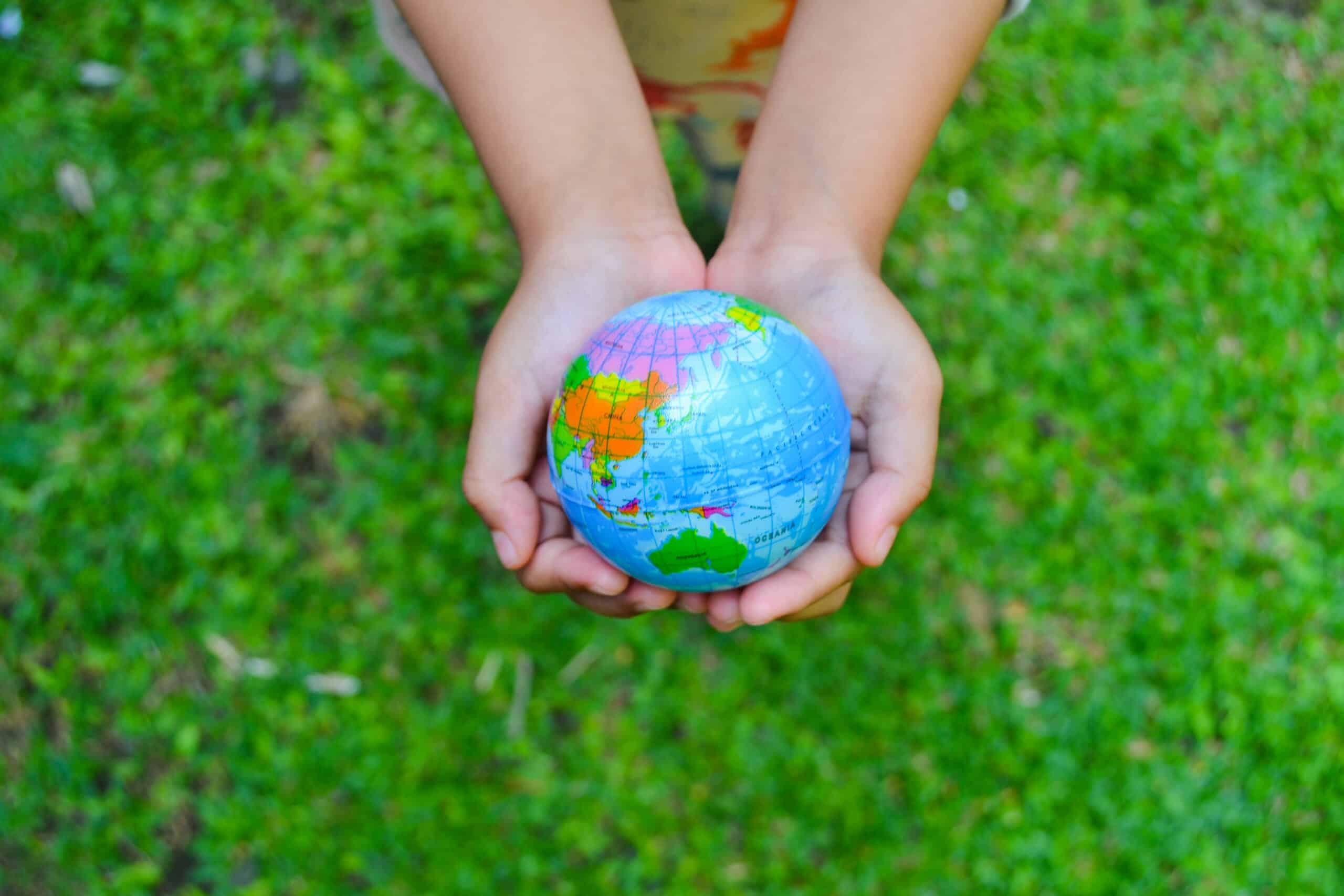 La terre dans les mains d'un enfant